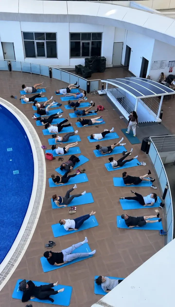 Açık havuz çevresinde yoga ve pilates etkinliği