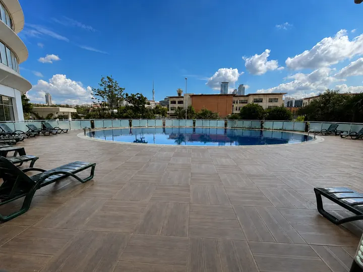 Concord İstanbul açık yüzme havuzu