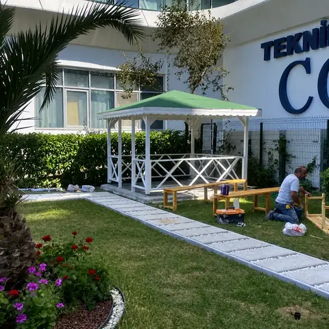 Tamamlanan yeni bahçe çardağı